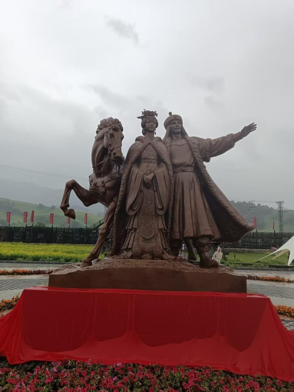 张吧策路 “细君公主与乌孙王”主题雕塑在新疆新源揭幕