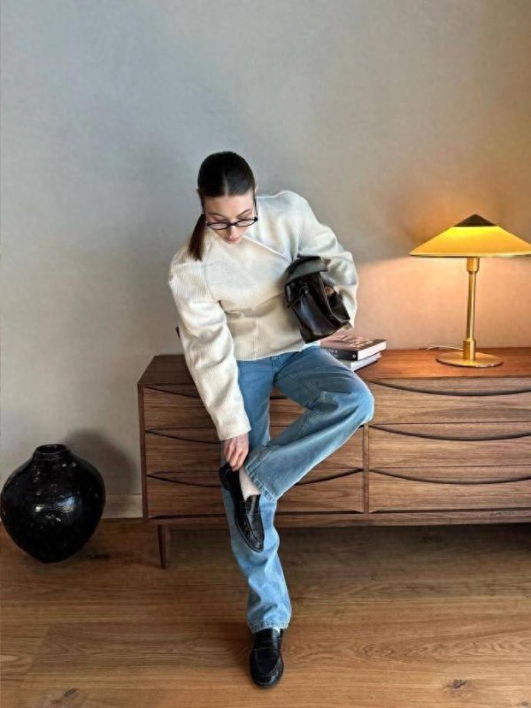 倍悦网配资 ins 博主 paniezhda 的日常穿搭公式，通勤约会两不误